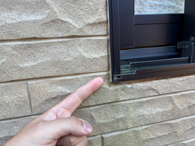 サッシ部分のひび割れ写真